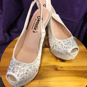 The “Jessica” Shoe by Sweeties Shoes Size 5 1/2 peep toe platform Ivory
